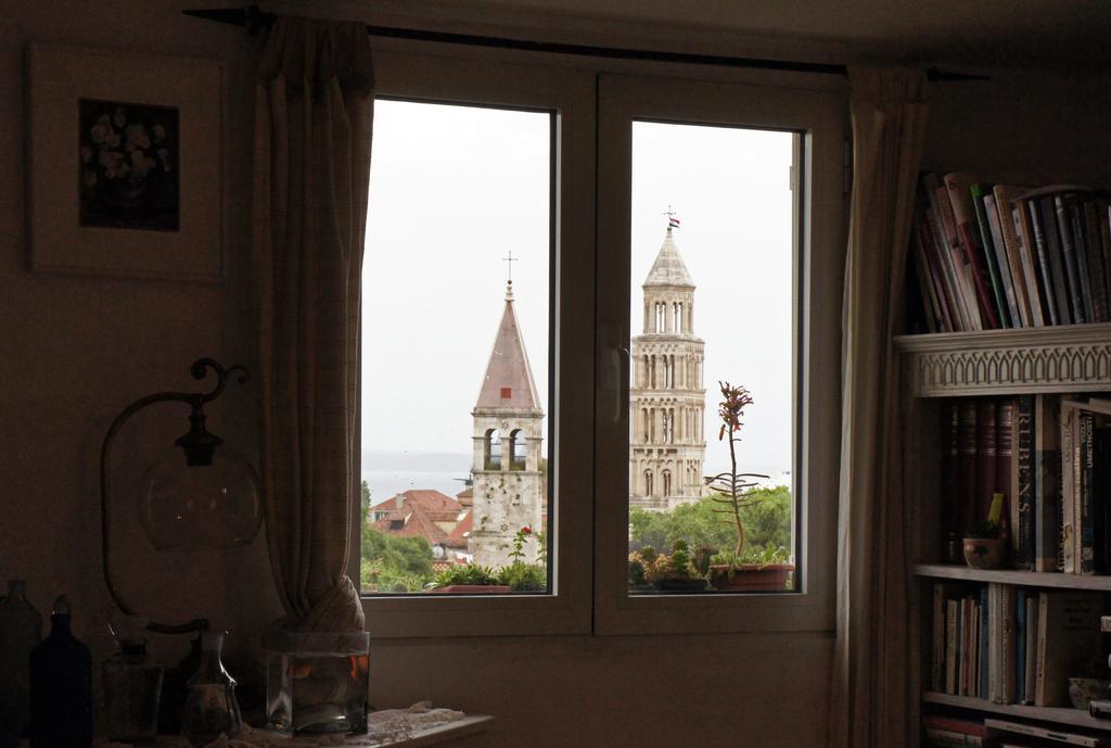 Apartment Vintage Art Split Room photo