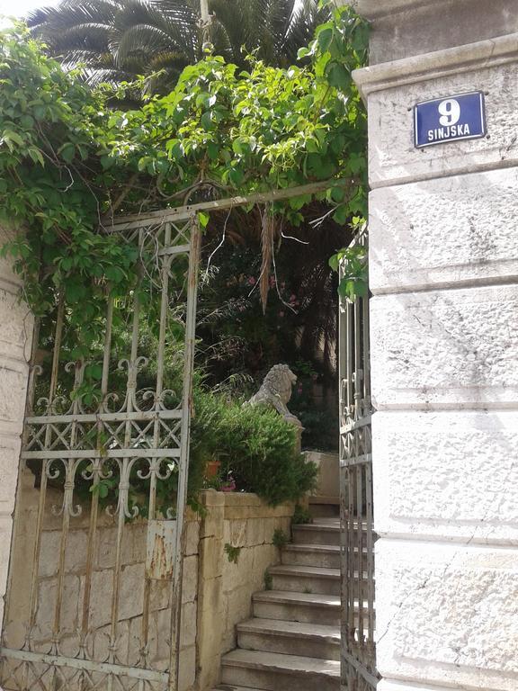 Apartment Vintage Art Split Exterior photo